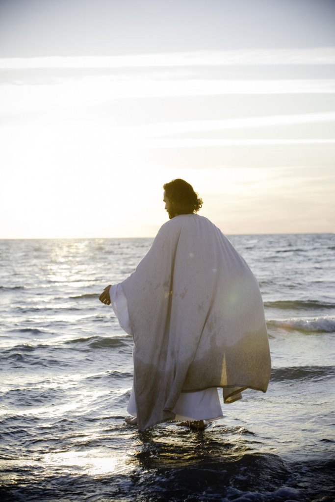 Jesus-Christ-Walking2